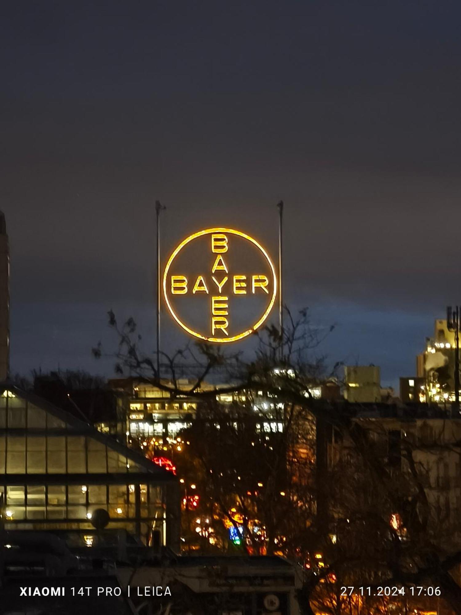 Im Herzen Von Wiesdorf- Blick Auf Das Bayer-Kreuz -Appartement Mit 2 Schlafzimmern-Fuer 3 Personen -Zentral Gelegen - Friedrich Ebert Platz 5A , 4Te Etage - Dachterrasse Und Sauna - Kaution Pflicht - Леверкузен Екстер'єр фото