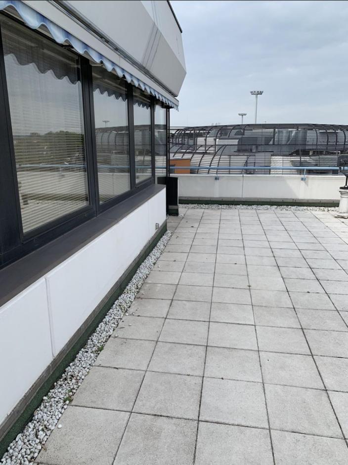 Im Herzen Von Wiesdorf- Blick Auf Das Bayer-Kreuz -Appartement Mit 2 Schlafzimmern-Fuer 3 Personen -Zentral Gelegen - Friedrich Ebert Platz 5A , 4Te Etage - Dachterrasse Und Sauna - Kaution Pflicht - Леверкузен Екстер'єр фото