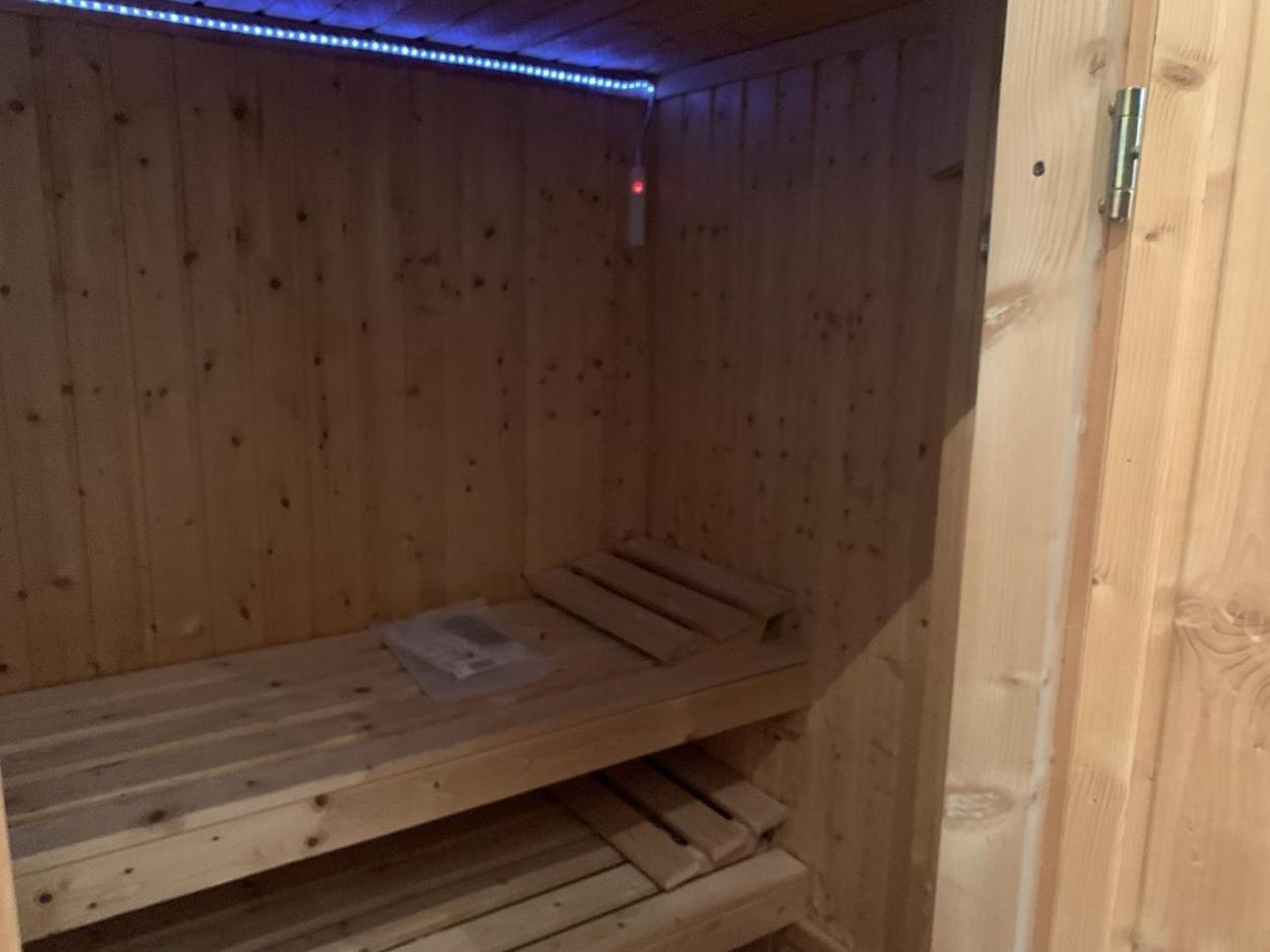 Im Herzen Von Wiesdorf- Blick Auf Das Bayer-Kreuz -Appartement Mit 2 Schlafzimmern-Fuer 3 Personen -Zentral Gelegen - Friedrich Ebert Platz 5A , 4Te Etage - Dachterrasse Und Sauna - Kaution Pflicht - Леверкузен Екстер'єр фото
