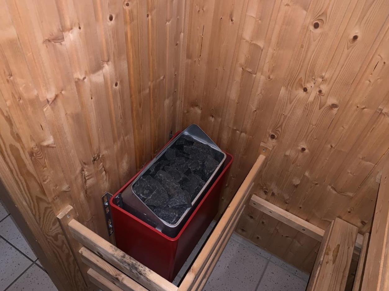 Im Herzen Von Wiesdorf- Blick Auf Das Bayer-Kreuz -Appartement Mit 2 Schlafzimmern-Fuer 3 Personen -Zentral Gelegen - Friedrich Ebert Platz 5A , 4Te Etage - Dachterrasse Und Sauna - Kaution Pflicht - Леверкузен Екстер'єр фото