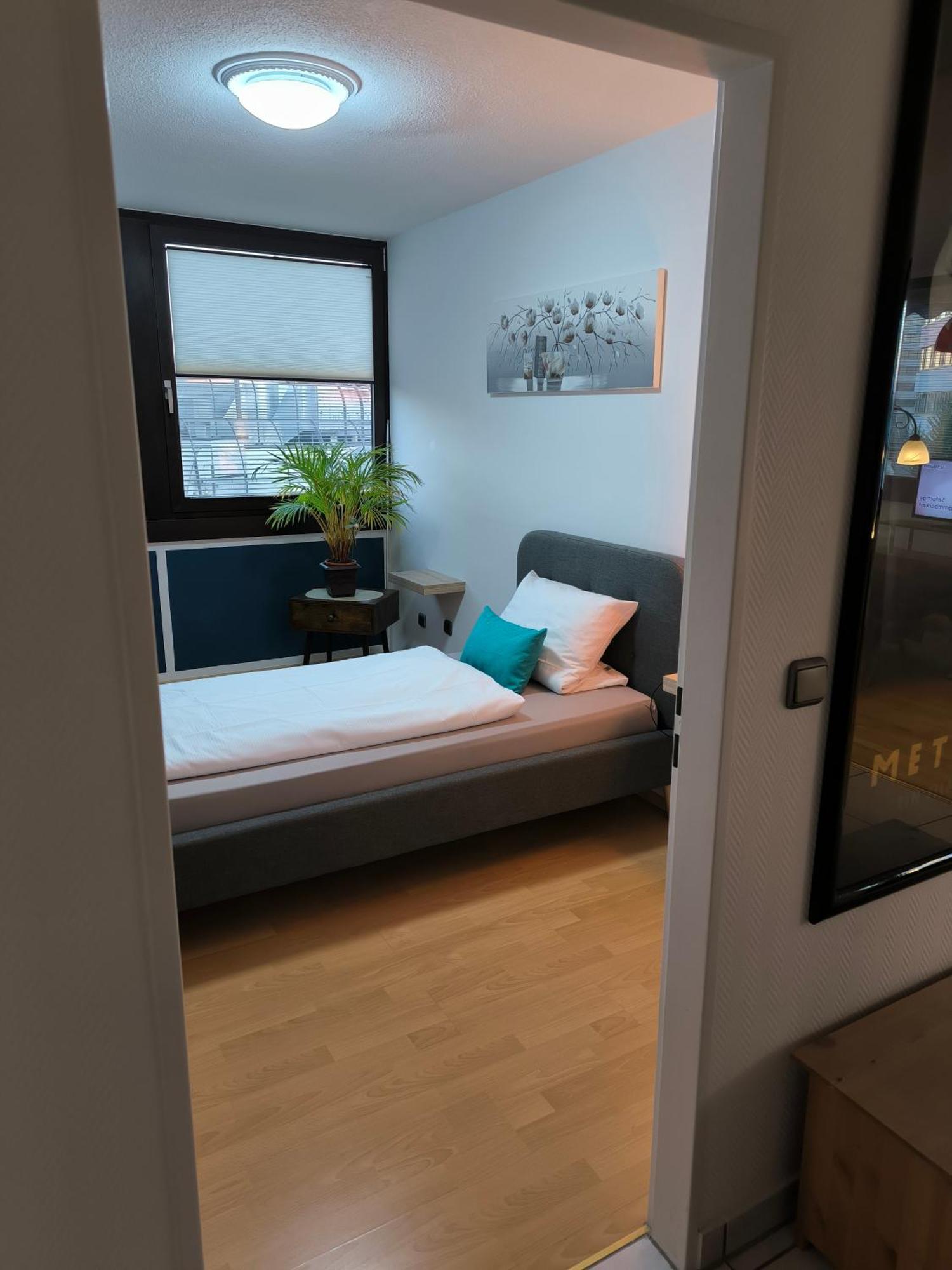 Im Herzen Von Wiesdorf- Blick Auf Das Bayer-Kreuz -Appartement Mit 2 Schlafzimmern-Fuer 3 Personen -Zentral Gelegen - Friedrich Ebert Platz 5A , 4Te Etage - Dachterrasse Und Sauna - Kaution Pflicht - Леверкузен Екстер'єр фото