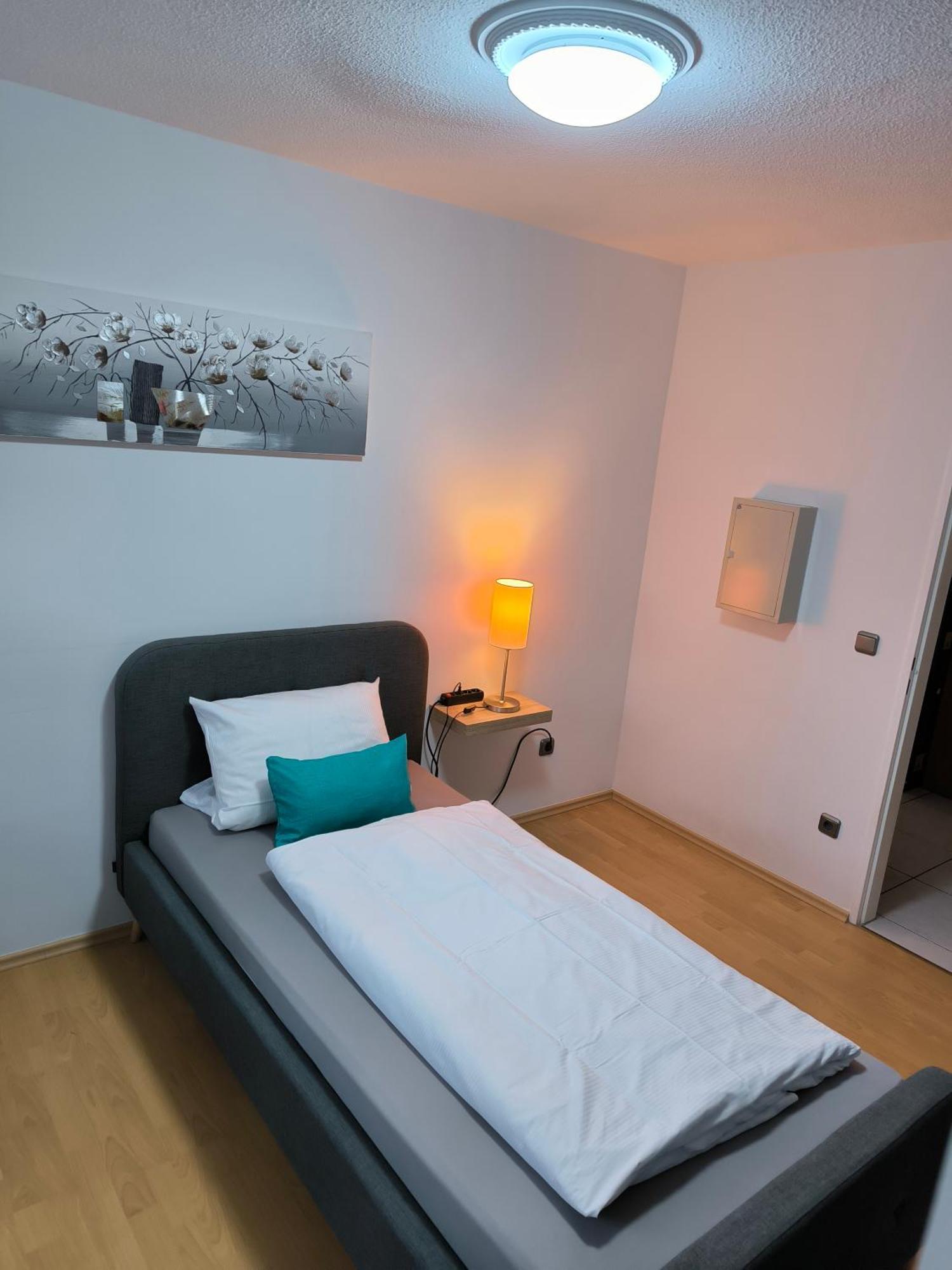 Im Herzen Von Wiesdorf- Blick Auf Das Bayer-Kreuz -Appartement Mit 2 Schlafzimmern-Fuer 3 Personen -Zentral Gelegen - Friedrich Ebert Platz 5A , 4Te Etage - Dachterrasse Und Sauna - Kaution Pflicht - Леверкузен Екстер'єр фото