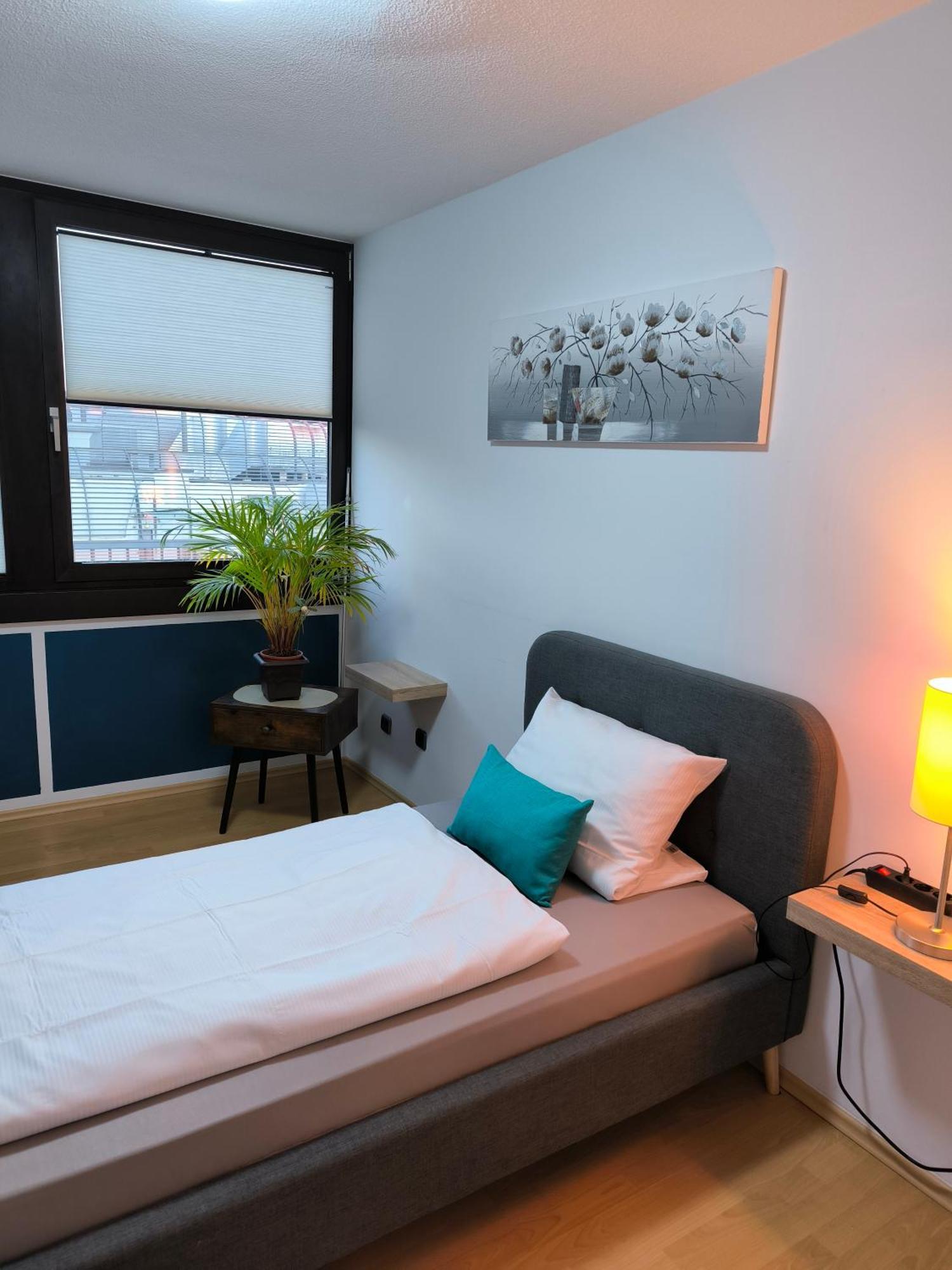 Im Herzen Von Wiesdorf- Blick Auf Das Bayer-Kreuz -Appartement Mit 2 Schlafzimmern-Fuer 3 Personen -Zentral Gelegen - Friedrich Ebert Platz 5A , 4Te Etage - Dachterrasse Und Sauna - Kaution Pflicht - Леверкузен Екстер'єр фото