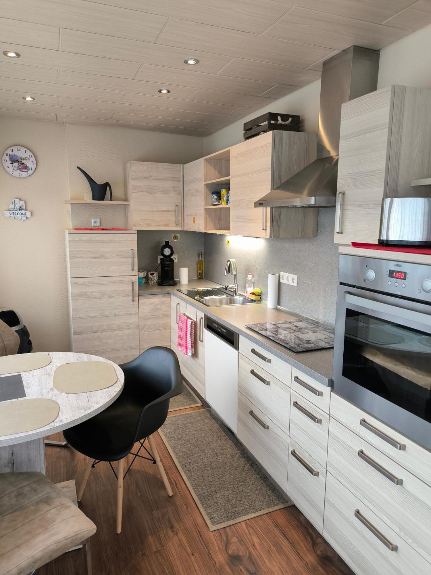 Im Herzen Von Wiesdorf- Blick Auf Das Bayer-Kreuz -Appartement Mit 2 Schlafzimmern-Fuer 3 Personen -Zentral Gelegen - Friedrich Ebert Platz 5A , 4Te Etage - Dachterrasse Und Sauna - Kaution Pflicht - Леверкузен Екстер'єр фото