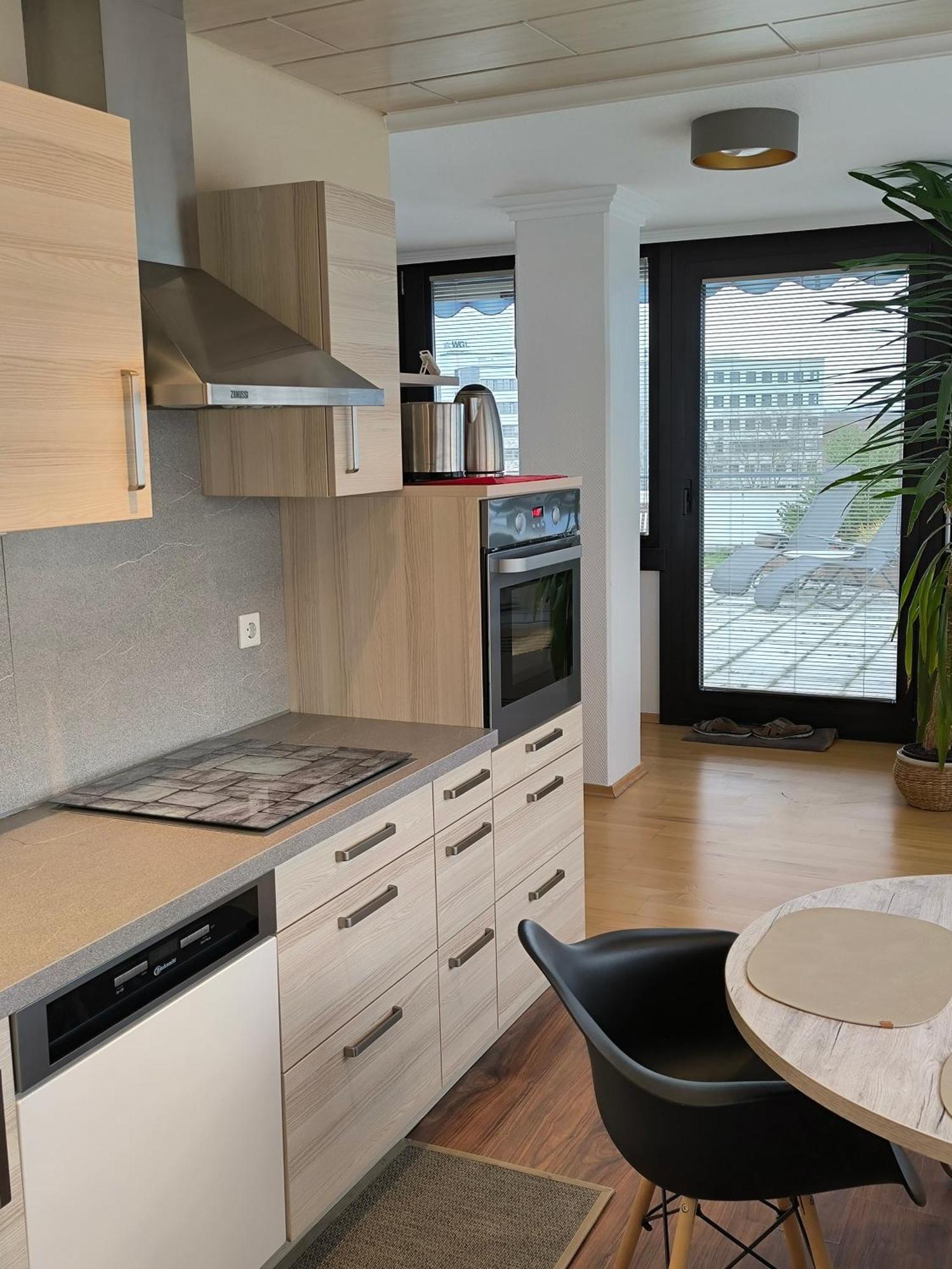 Im Herzen Von Wiesdorf- Blick Auf Das Bayer-Kreuz -Appartement Mit 2 Schlafzimmern-Fuer 3 Personen -Zentral Gelegen - Friedrich Ebert Platz 5A , 4Te Etage - Dachterrasse Und Sauna - Kaution Pflicht - Леверкузен Екстер'єр фото